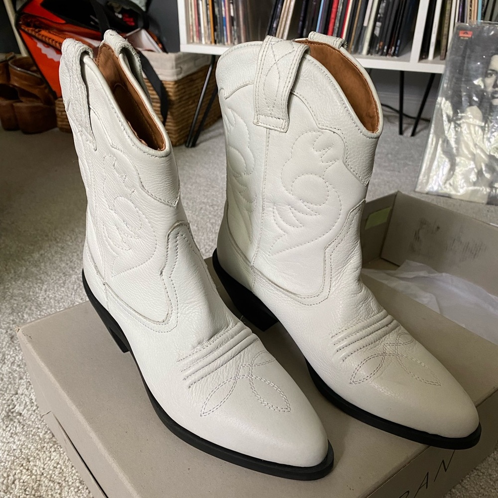 Urban Outfitters White Boots Size 7